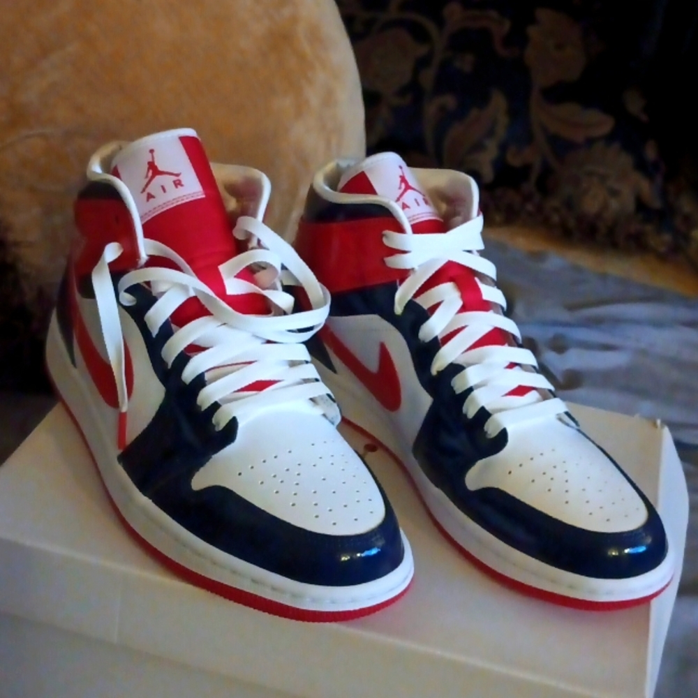 Air Jordan 1 MID SE SZ 9.5
